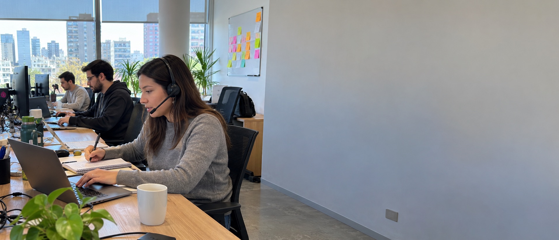 Equipo de Astra Hosting trabajando en la agencia